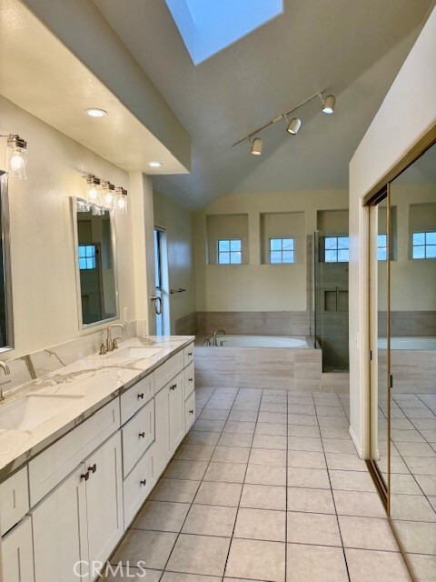 Building Photo - 26562 White Oaks Dr