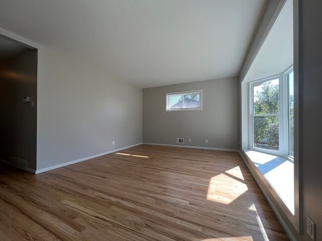 Building Photo - 3-bed 2-bath House in Northglenn available July!