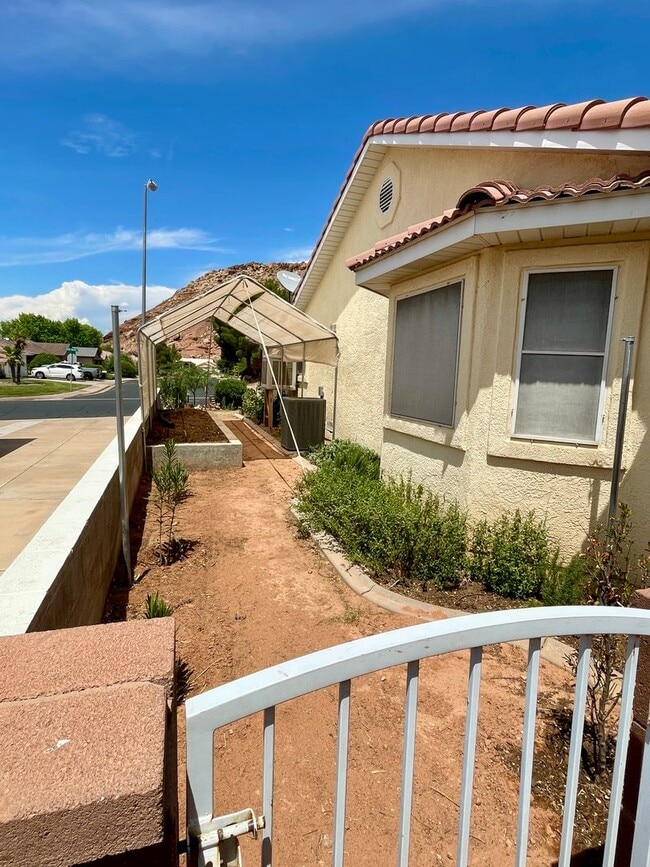 Building Photo - Updated and Pet Friendly Three Bedroom Home