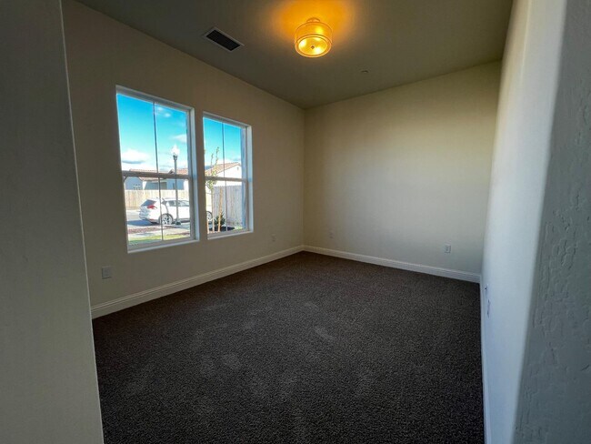 Building Photo - 2112 Daffodil St