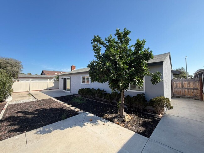 Building Photo - 551 Glencrest Dr
