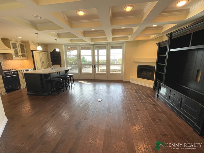 Building Photo - Large Five Bedroom, Three Bathroom with In...