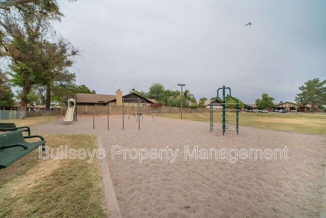 Building Photo - 3229 E Crescent Ave