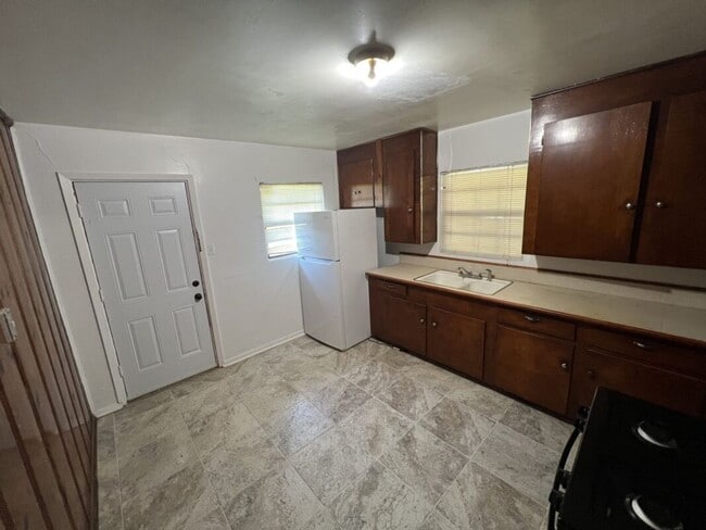 Building Photo - Charming 2 Bedroom Duplex on Sunshine Rd