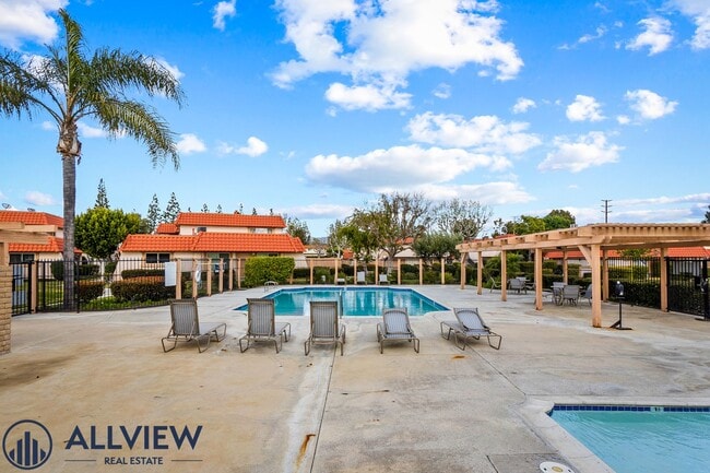 Building Photo - Renovated 2 Bedroom, 1 Bathroom Available ...