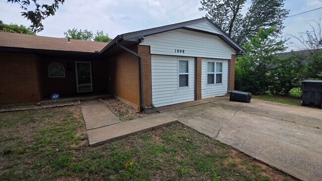 Building Photo - 3 Bed 1 bath home in MWC.