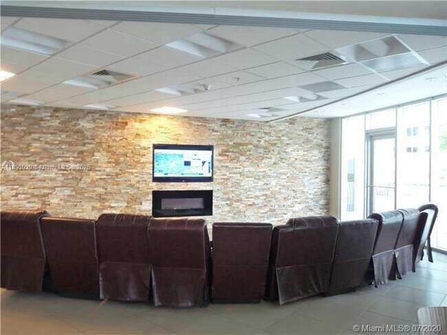 Building Photo - 1750 N Bayshore Dr