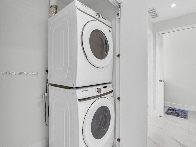 Building Photo - 700 NE 24th St