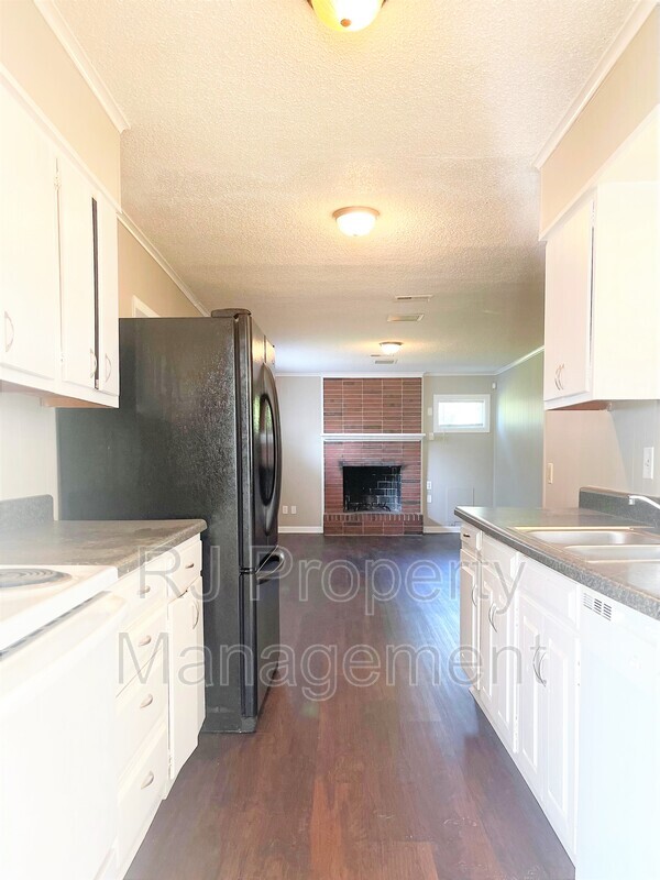 Building Photo - 3641 Bishops Bridge Rd