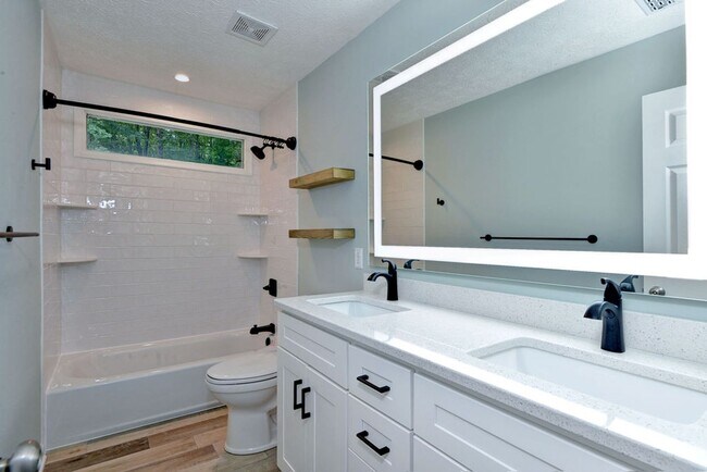 Building Photo - Renovated and Updated Woods of Tabb Home