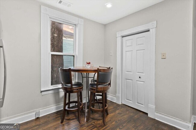 Building Photo - 867 Beecher St SW