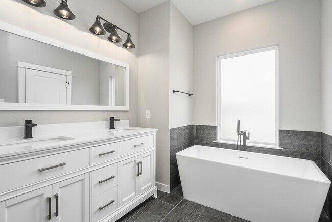 Building Photo - 8440 Berry Brush Ln