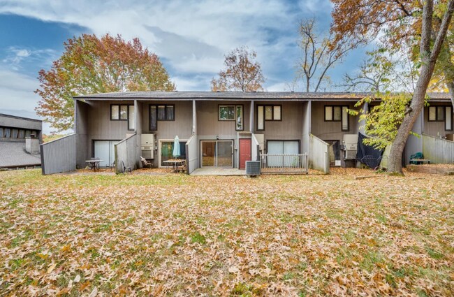Building Photo - 2 Bedroom 1 Bath Condominium Located in Johnson City, TN