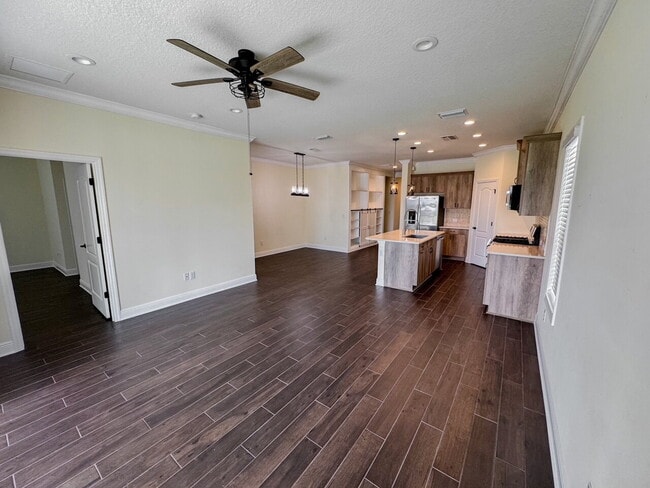 Building Photo - Nearly new 3 bedroom 2 bath home with an a...