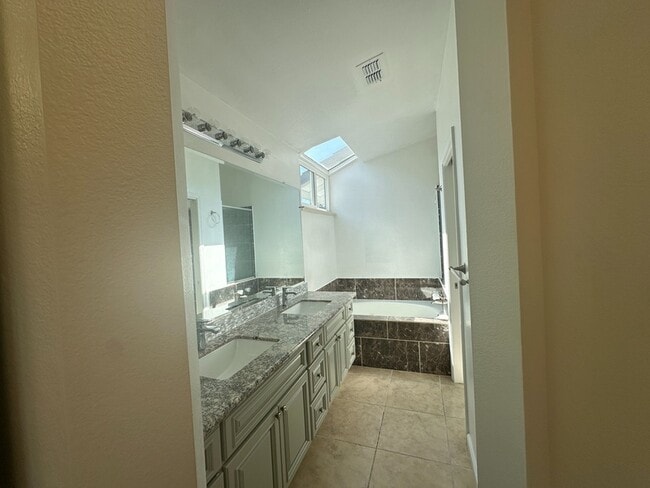 Building Photo - 122 Lakeridge Ln
