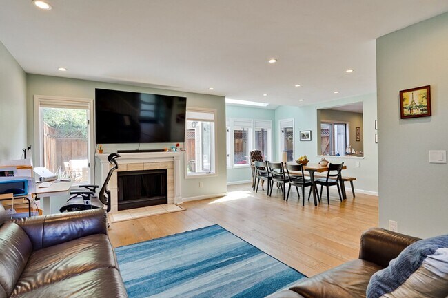 Building Photo - Large 3 Bed 2.5 Bath Townhome walking dist...