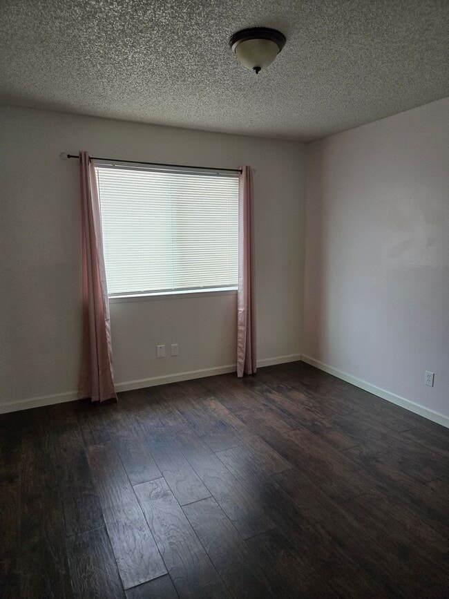Building Photo - Unit For Rent