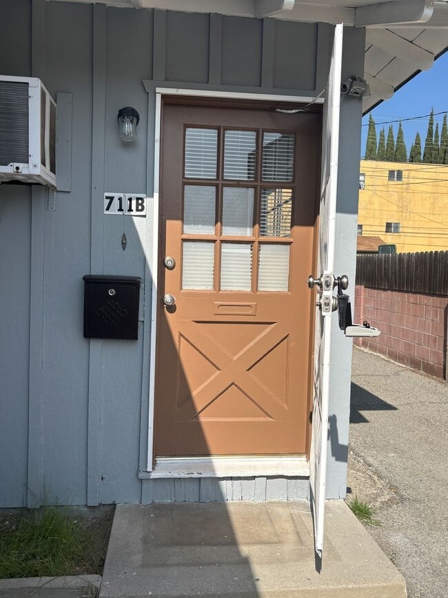 Building Photo - 711 W Wilson Ave