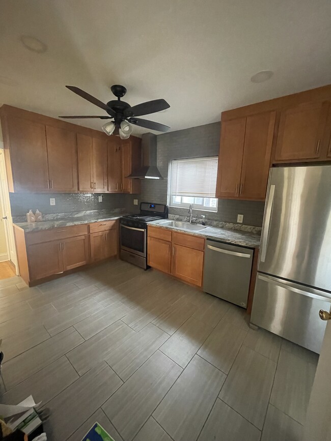 Kitchen with dishwasher - 3047 N Lowell Ave