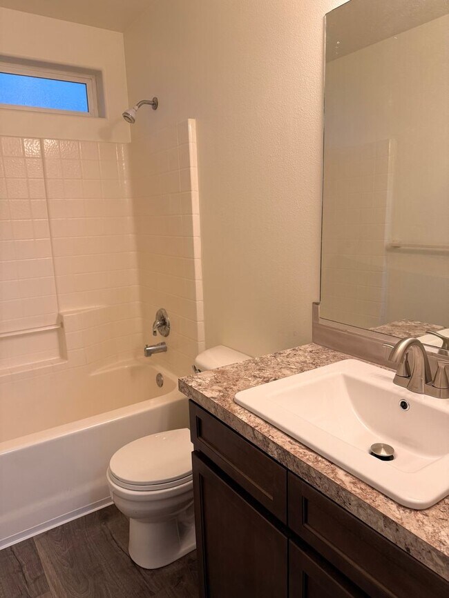 Building Photo - 2631-2631 Howard St