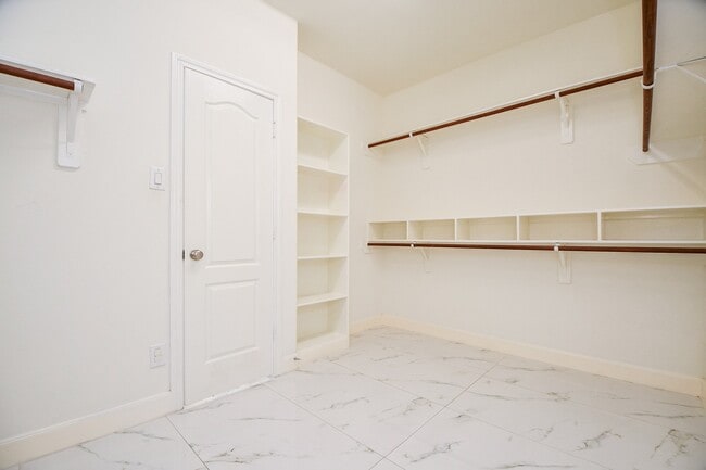 Building Photo - 4322 Pensacola Oaks Ln