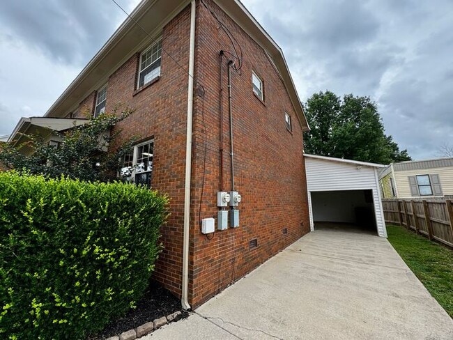Building Photo - Townhome with attached garage near Tech Corridor and Research Park