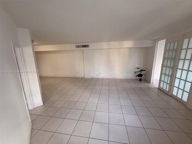 Building Photo - 801 Brickell Bay Dr