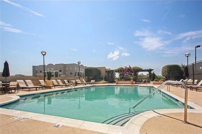 Building Photo - Luxurious One Bedroom Condo in Buckhead!