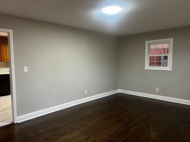 Building Photo - 824 Strawberry Ln