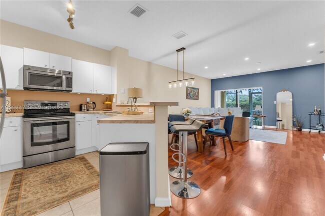 Building Photo - 8844 S Isles Cir