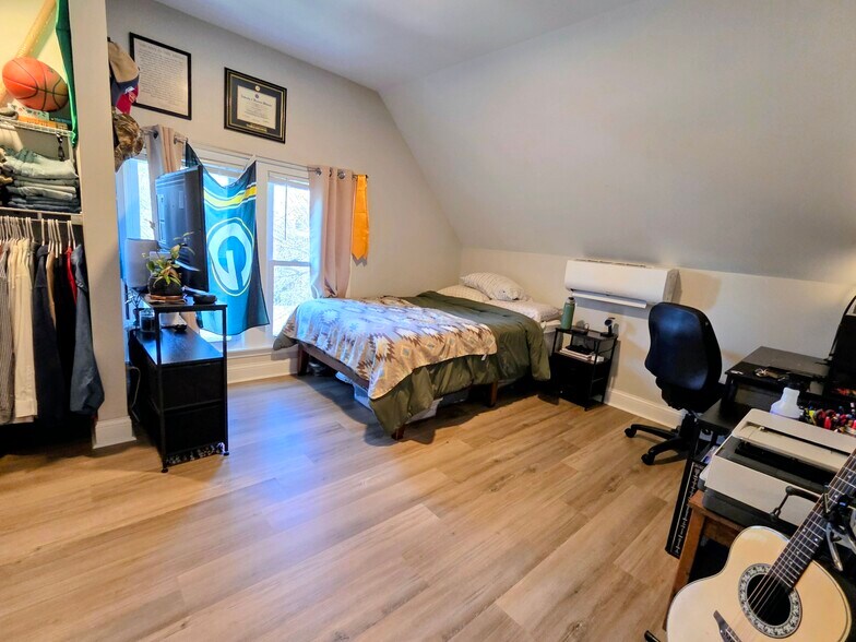 Building Photo - 3022 N Frederick Ave