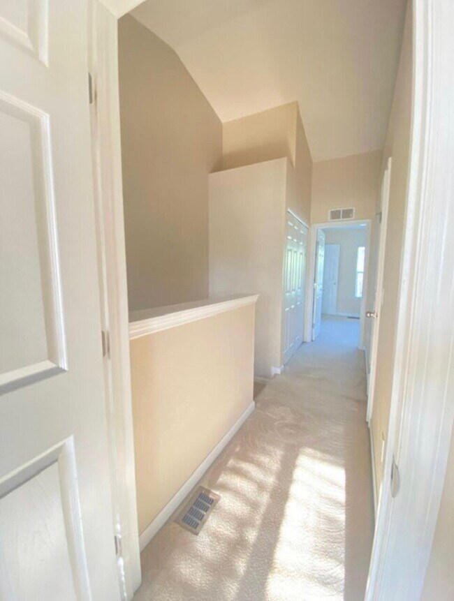 Building Photo - AVAILABLE MAY 10TH 2BD/2.5 BATH TOWNHOME IN THE EXCLUSIVE WYNCHASE COMMUNITY!!