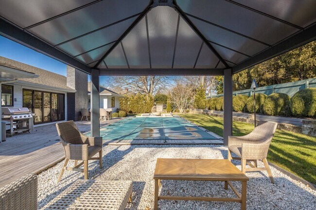 Building Photo - 91 Pantigo Rd