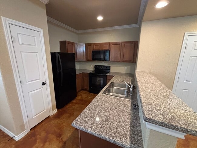 Building Photo - Spacious 3-Bedroom Townhome – Great Location!