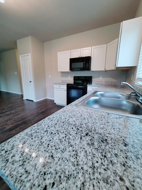 Building Photo - 5804 Deauville Street