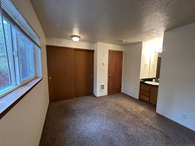 Building Photo - Three bedroom Westside home near OSU Cascades!