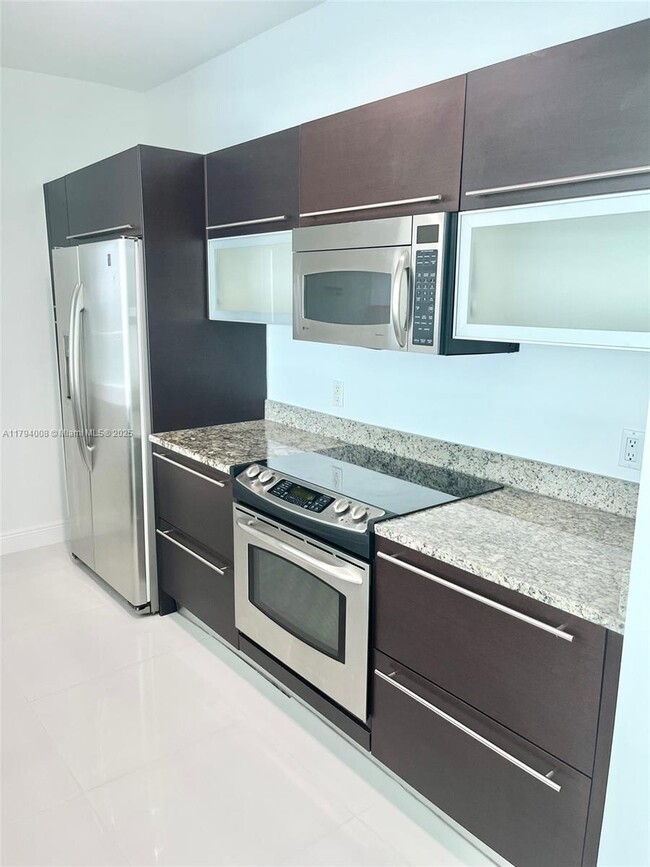 Building Photo - 950 Brickell Bay Dr