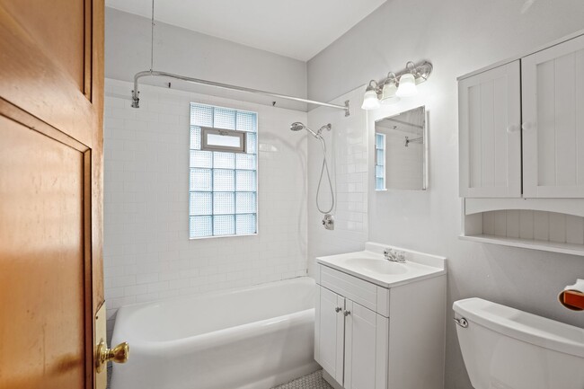 Building Photo - Rare 2 bedroom Lower