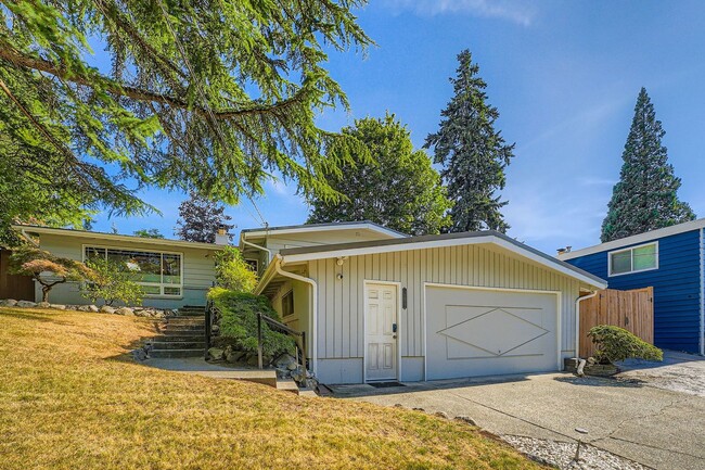 Building Photo - Beautiful Modern House Near Lake Hills and...