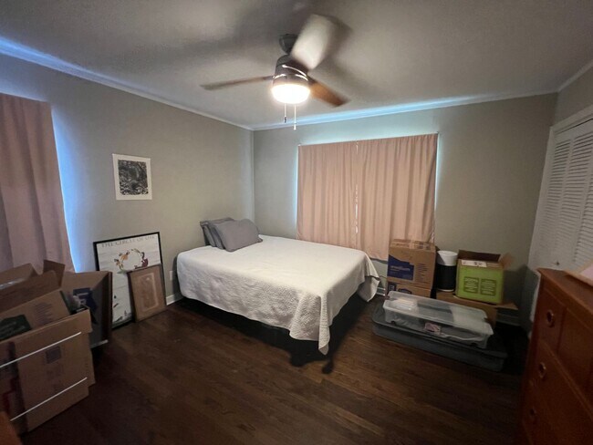 Building Photo - Awesome Green Acres Home!