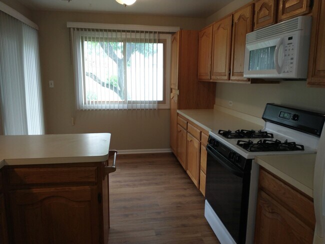 Building Photo - 936 Surrey Dr