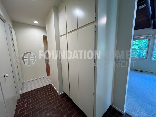 Building Photo - Picturesque 1BR/1BA Ross Cottage!  A/C! Al...