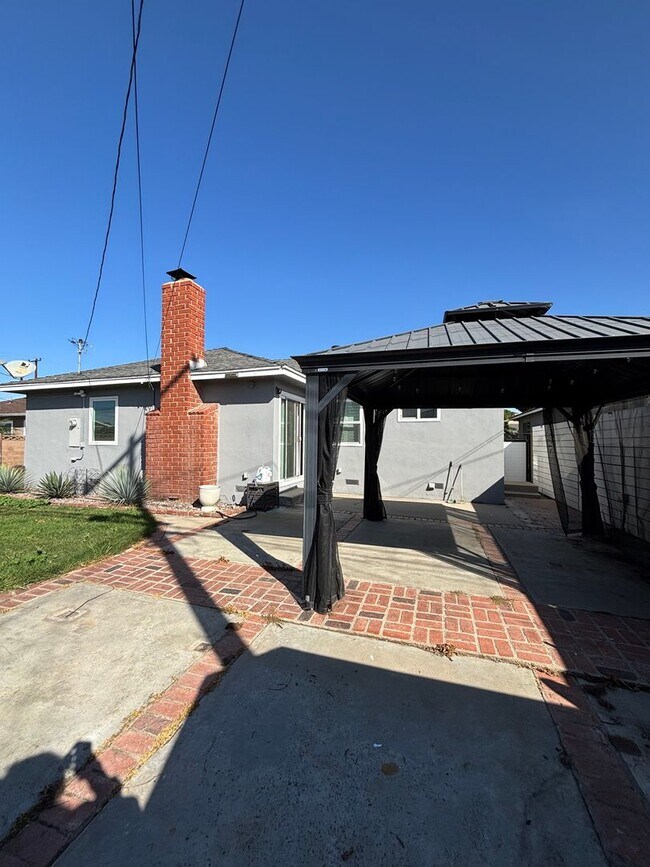 Building Photo - Spacious 3-Bedroom Home with Backyard & 2-Car Garage in Lakewood