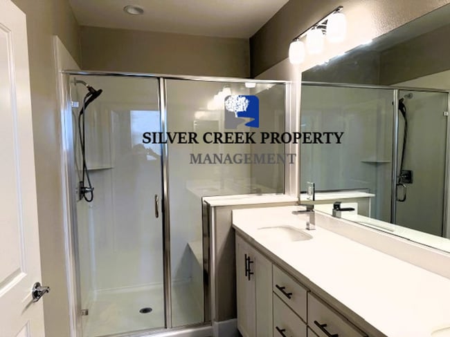 Building Photo - Modern Tri-Level Townhome in Prime Hayward...