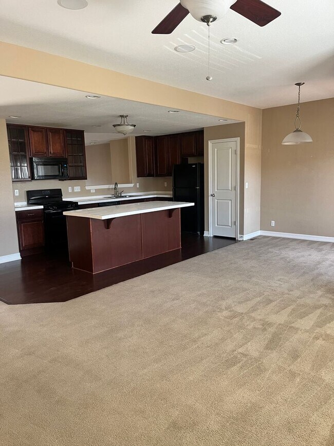 Building Photo - Beautifully maintained corner unit townhome!