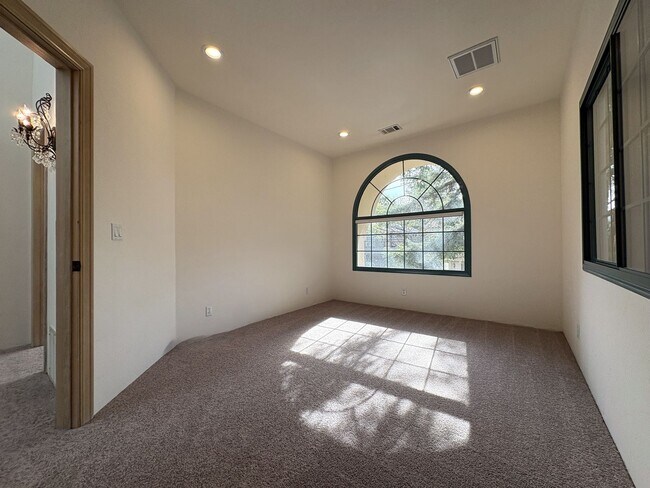 Building Photo - Spacious and Inviting 3-Bedroom, 2.5-Bath Townhome in the Heart of Menlo Park