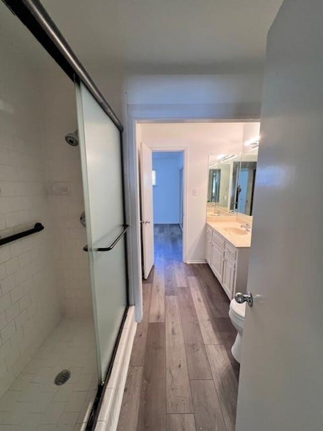 Building Photo - Northwest Condo / 2 bedrooms / 2 car garage / Backs beautiful Greenbelt