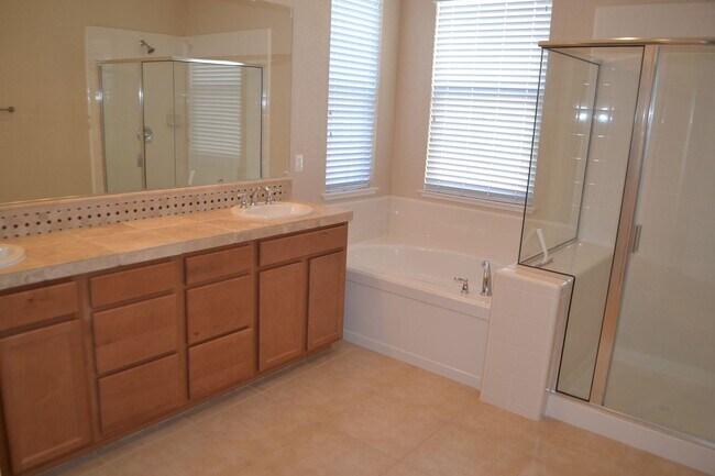 Building Photo - Beautiful 3 bedroom home available in Sout...