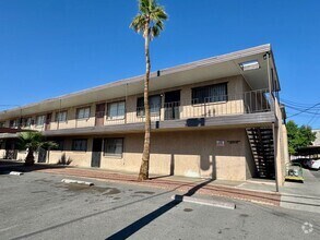 Building Photo - Move-in ready 1-bedroom condo