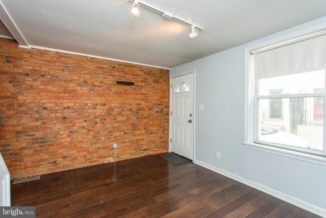 Building Photo - 2218 E Oakdale St